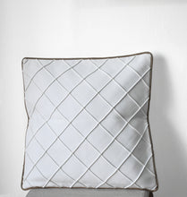 Load image into Gallery viewer, THE CHIC MINIMALIST MEDIUM SQUARE